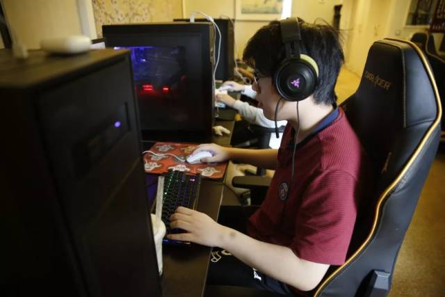 BLG赛后群访 Yagao谈交手Xiaohu：压力很大，一头汗