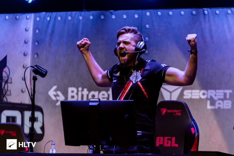 Perkz更新推特放出19年G2五人组合照，并配文： 训练赛进展顺利，等不及LEC了。